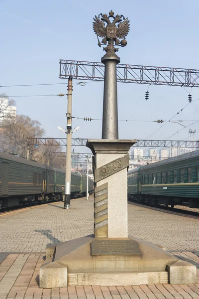 Einde van transsiberian spoorweg afstand pole in Vladivostok, Rusland — Stockfoto