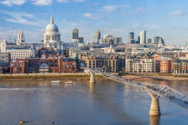 Londra'da Thames Nehri ve St. Paul'ın Katedrali arasında Millennium Köprüsü