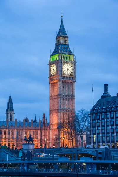 Palace of Westminster, Big Ben clock tower and Westminster Bridge in  London — Stock Photo, Image