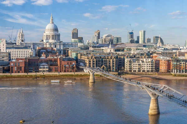 Millennium Bridge across Thames River and St. Paul's Cathedral in  London — Stock Photo, Image