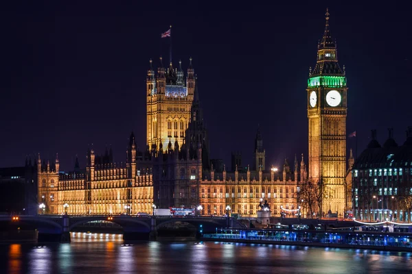 Вестминстерский дворец, башня с часами Биг Бен и Вестминстерский мост в Лондоне — стоковое фото