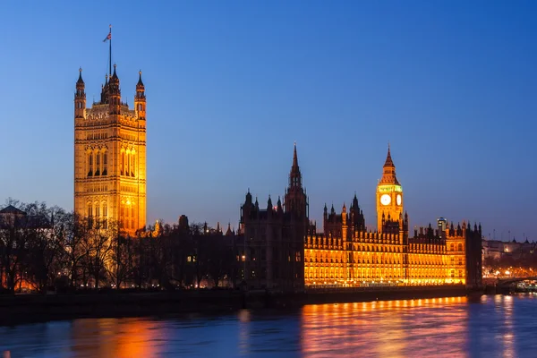 Вестминстерский дворец, башня с часами Биг Бен и здания парламента в Лондоне ночью — стоковое фото