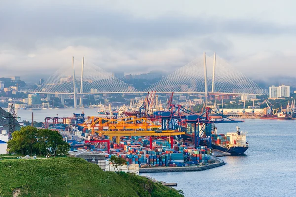 Pelabuhan perdagangan komersial di Vladivostok, Rusia — Stok Foto