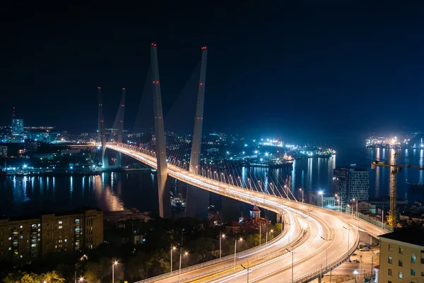 Золотой мост во Владивостоке, Россия ночью — стоковое фото