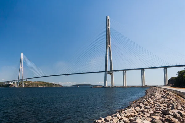 Puente Russkiy suspendido visto desde la isla Russkiy en Vladivostok, Rusia —  Fotos de Stock