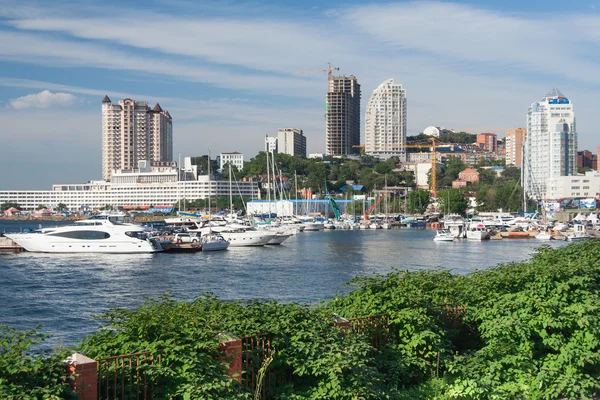 Veleros y edificios residenciales de gran altura en Vladivostok, Rusia — Foto de Stock