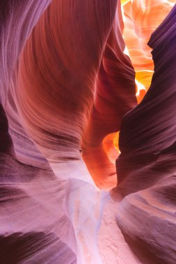 Renkli kumtaşı duvarları üst ve alt antilop Kanyonu sayfa, Arizona yakınındaki