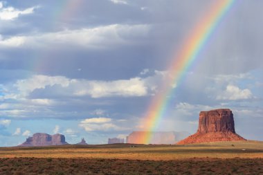 Monument Valley arasında Arizona ve Utah üzerinden çift gökkuşağı