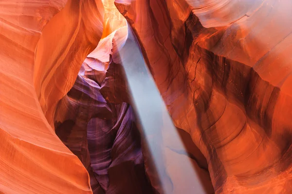 Rayo de sol y polvo entre coloridas paredes de arenisca del Cañón del Antílope Superior e Inferior cerca de Page, Arizona —  Fotos de Stock