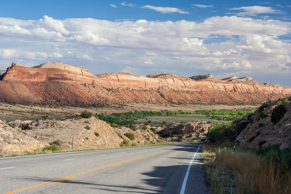 Autobahn, die durch Schluchten des antiken Nationaldenkmals führt, colorado, usa — Stockfoto