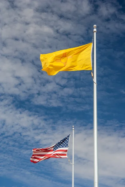 Vlajky Navahové národa a Spojených států na čtyři rohy Monument, Usa — Stock fotografie