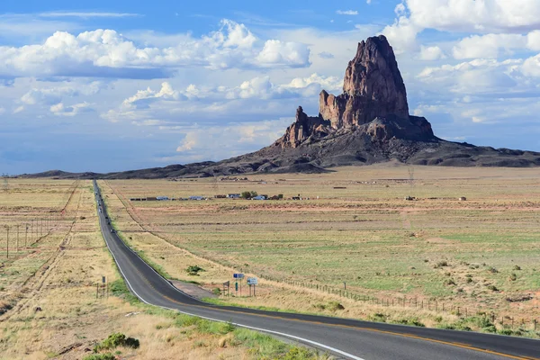 Agathla Peak conosciuta anche come El Capitan nella Monument Valley vicino a Kayenta, Arizona — Foto Stock