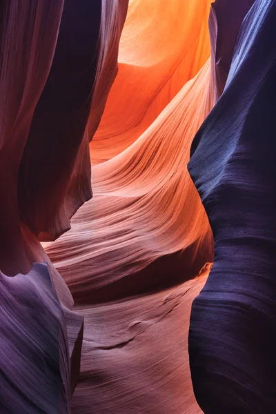 Färgglada sandsten väggar i Upper och Lower Antelope Canyon nära Page i Arizona Stockfoto