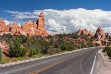 Taşlaşmış tepeleri ve ateşli fırın Universitesi, Arches National Park, Utah, Amerika doğal yolu