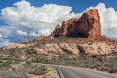 Taşlaşmış tepeleri ve ateşli fırın Universitesi, Arches National Park, Utah, Amerika doğal yolu