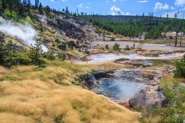 Aguas termales y géiseres en el Parque Nacional Yellowstone, Wyoming, EE.UU. — Foto de Stock