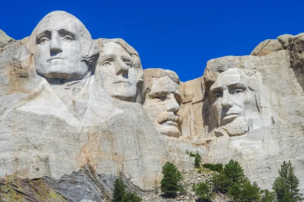 Mount Rushmore Národní památník - sochařství s tváří čtyř amerických prezidentů: Washington, Jefferson, Roosevelt a Lincoln, na Keystone, Jižní Dakota — Stock fotografie