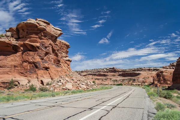 Οδήγηση κατά μήκος του μεγάλου Mesa κοντά σε Colorado εθνικό μνημείο στο Γκραντ Τζάνκσον, Κολοράντο, ΗΠΑ — Φωτογραφία Αρχείου