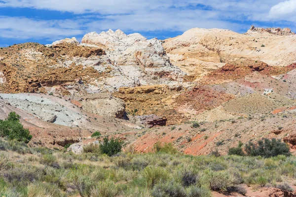 Canyonland, 시 온, 브라이스, 고 블 린 밸리 근처 중앙 유타에서 계층화 된 퇴적 물과 화려한 페인트 바위 — 스톡 사진