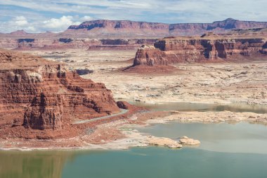 Glen Canyon Ulusal Dinlenme Bölgesi 'ndeki Powell Gölü ve Colorado Nehri' ndeki Marina 'ya gidin.