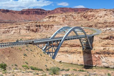 Glen Kanyon Ulusal rekreasyon alanı içinde Colorado Nehri boyunca Hite geçiş Köprüsü