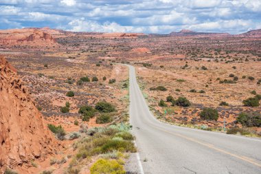 Glen Kanyon Ulusal rekreasyon alanı kuru ve çorak toplayan çalışan karayolu