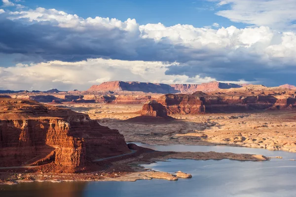 Lake Powell and Colorado River in Glen Canyon National Recreation Area during  sunset — Stock Photo, Image