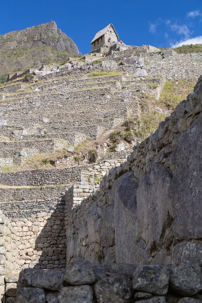 Terrazas y ruinas antiguas en Machu Picchu, ciudad de Incas en Perú — Foto de Stock