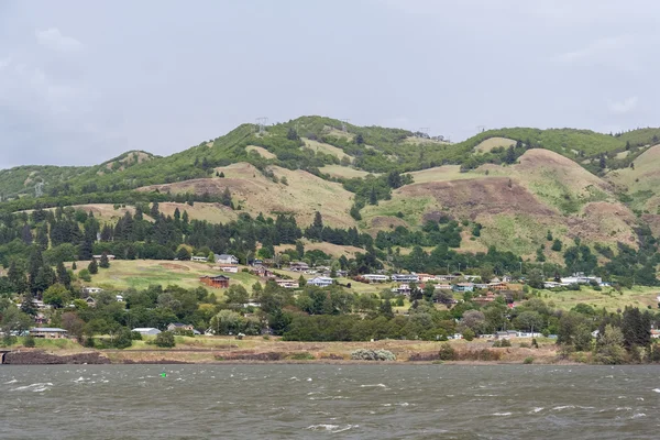 Casas a orillas del desfiladero del río Columbia, noroeste del Pacífico, entre Oregón y Washington — Foto de Stock