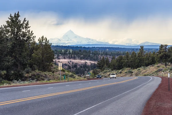 Autopista que atraviesa los bosques de Oregon, EE.UU. — Foto de Stock