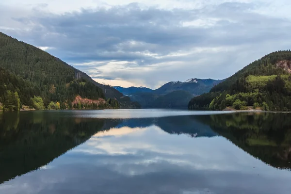 Lake in de buurt van North Cascades National Park, Washington, Verenigde Staten — Stockfoto
