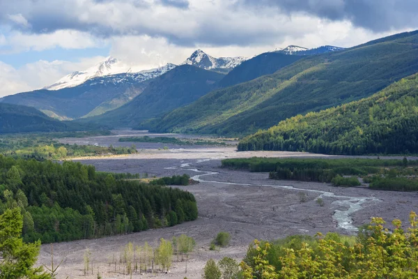 Río que fluye desde Mount St. Helens en Washington, EE.UU. — Foto de Stock