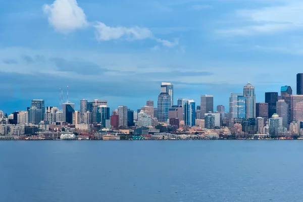 Panoramisch uitzicht op Downtown Seattle en Space Needle van Puget Sound — Stockfoto