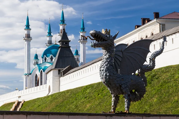 ドラゴンと Qol シャリフのモスクは、カザン、ロシア — ストック写真