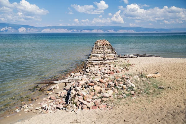 Antiguo muelle dañado, el lago Baikal — Foto de Stock