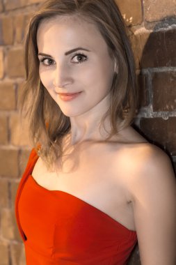 Muhteşem Kırmızı elbiseli çekici genç kız ayakta ve seyir