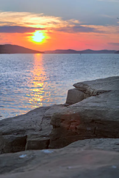 Solnedgången från en klippa vid havet — Stockfoto