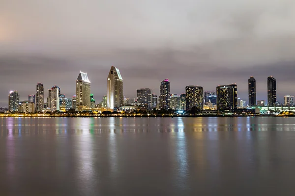 Skyline de San Diego, California centro de noche — Foto de Stock