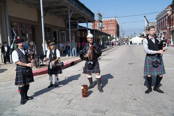 Galveston, tx / usa - 12.06.2014: als schottische Musiker verkleidete Männer spielen Harfe beim Strandfest in galveston, tx — Stockfoto