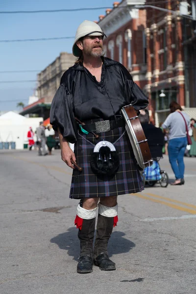 Galveston, tx / usa - 12.06.2014: männlicher trommler in traditioneller schottischer tracht beim dickens on strand festival in galveston, tx — Stockfoto