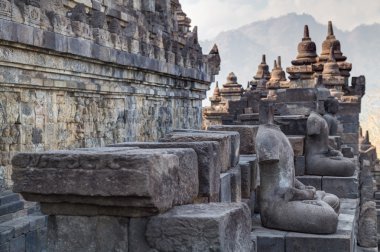 Buda heykelleri Borobudur Tapınağı galerilerinde