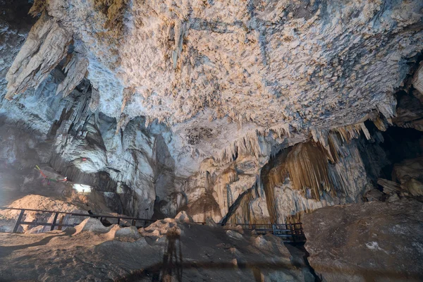 Main room of Diamond Cave or Tham Pranangnai in Krabi,  Thailand — Stock Photo, Image