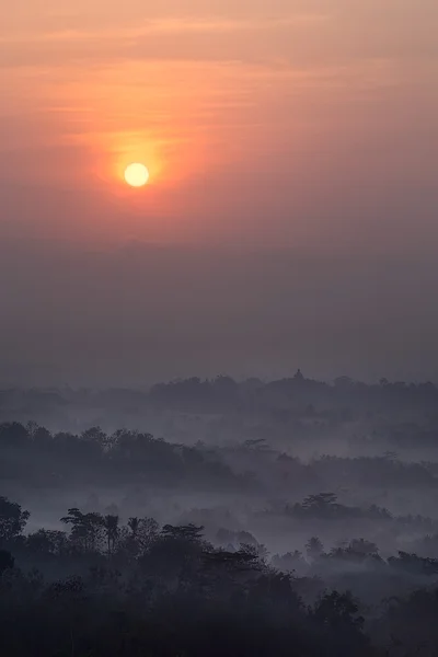 Borobudur, yukarıda güneş Setumbu hill göster — Stok fotoğraf