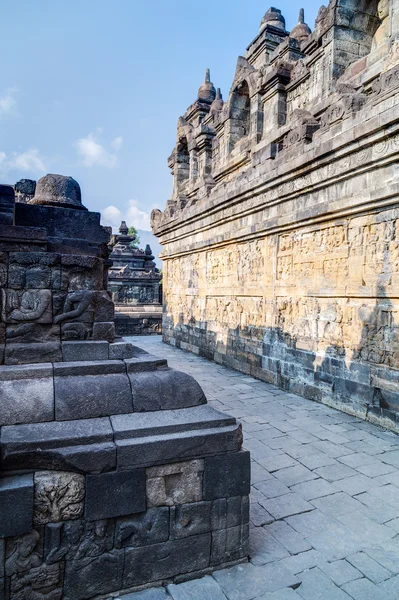 Basreliéfy v galeriích a stěny chrámu Borobudur — Stock fotografie