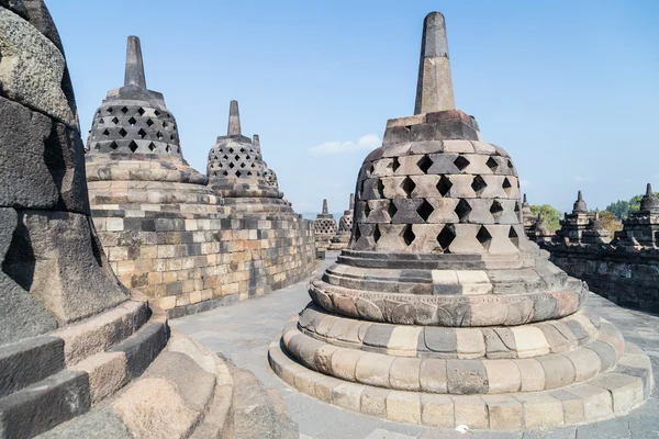 Estupas budistas en la parte superior del templo de Borobudur —  Fotos de Stock