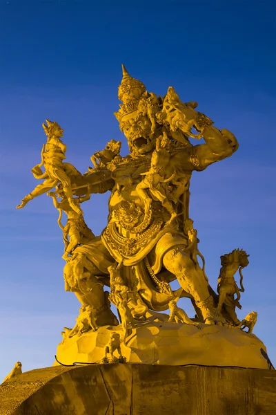 Статуя Божья, сражающаяся с обезьянами в Пура-Лухур-Улувату, Бали — стоковое фото