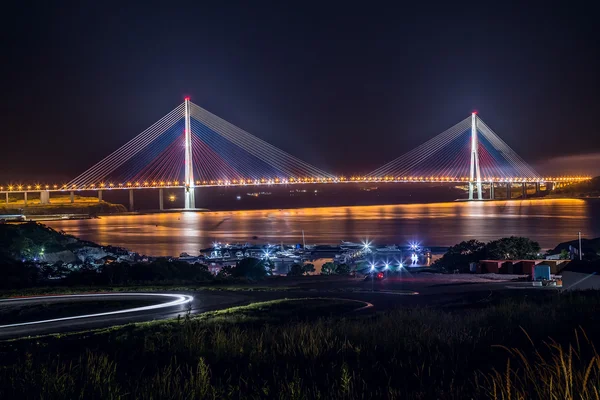 Pemandangan jembatan Russkiy di malam hari, Vladivostok, Rusia — Stok Foto