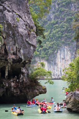 Phang Nga Bay, Tayland - Eylül 2015 yaklaşık: Phang Nga Körfezi, Andaman Denizi, Tayland turları Kayak turizm