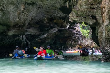 Phang Nga Bay, Tayland - Eylül 2015 yaklaşık: Phang Nga Körfezi, Andaman Denizi, Tayland turları Kayak turizm
