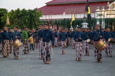 Yogyakarta, Endonezya - Eylül 2015 yaklaşık: Tören Sultan Muhafızlar sarongs Mart Sultan Sarayı (Keraton), Yogyakarta, Endonezya önünde